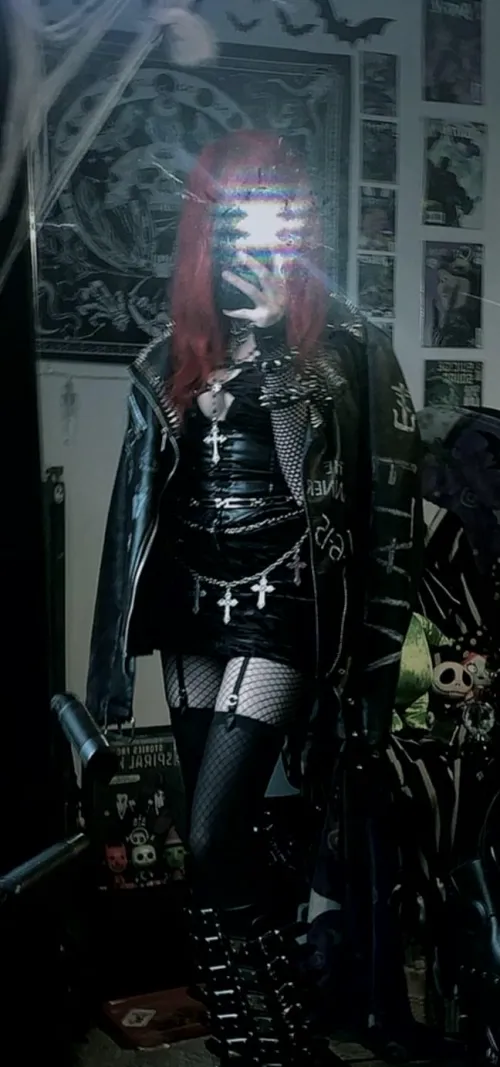 Thumbnail LivingDeadGothh's Allure: Enchanting Glances at Ladies in Leather
