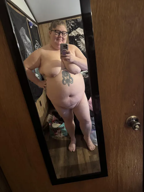 Thumbnail Celebrating a Full-Length Mirror Moment: lysiemoocow's BBW Experience