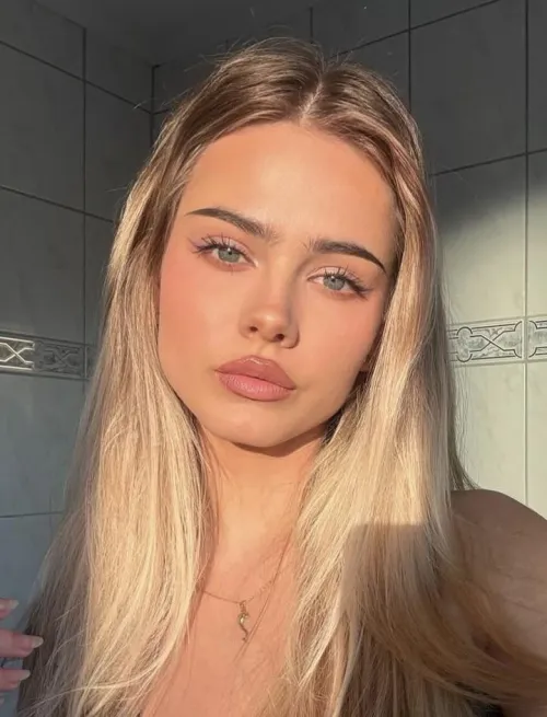 Thumbnail Ken789gh's PrettyGirls: Meet the Enchanting Sara Crumbleleg