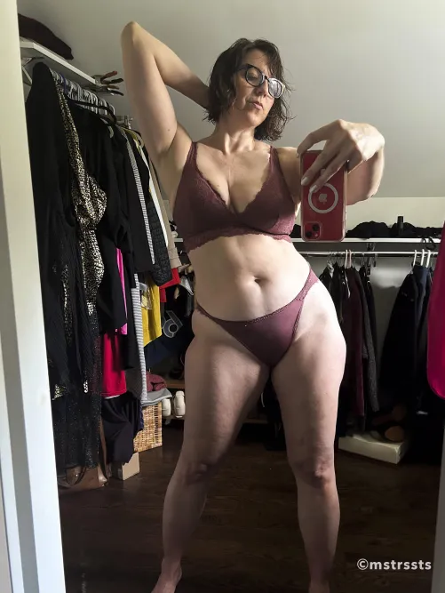 Thumbnail Feeling Confident: Embracing Seductiveness with mstrssts
