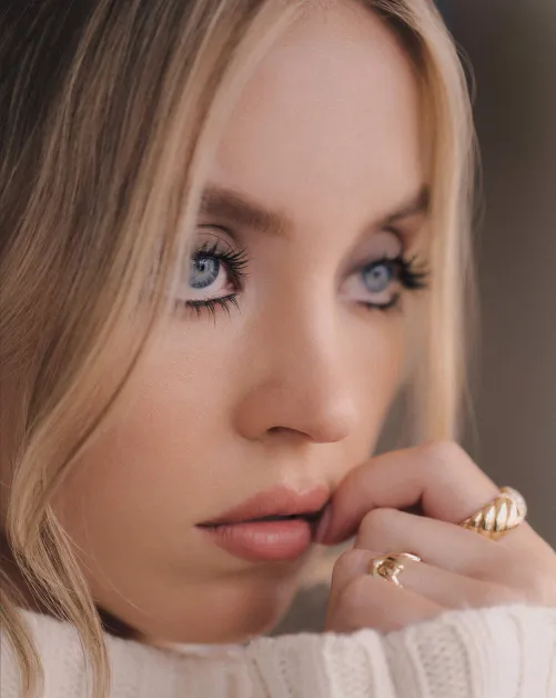Thumbnail Sydney Sweeney: A Glance into Her Beauty | PrettyGirls