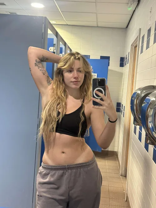 Thumbnail Gym Changing Room Confessions: Sweating & Armpit Sniffing