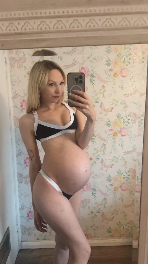 Thumbnail mollyminx22x Stuns in a Little Black and White Number in BikiniBodies