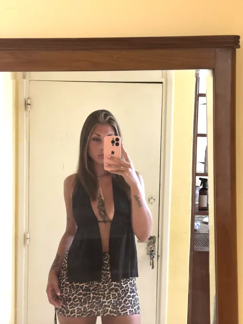 Thumbnail Pupinax's Irresistible Charm in a Captivating MirrorSelfie