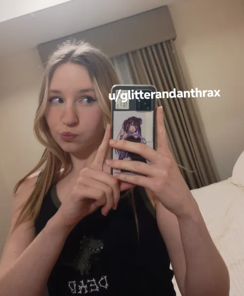 Thumbnail Kissy Kissy Moments: glitterandanthrax's MirrorSelfie Capture