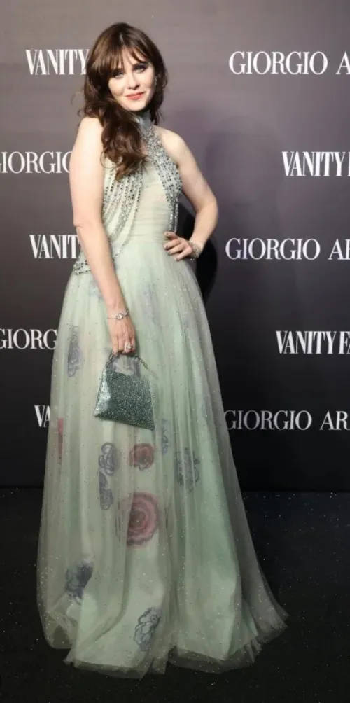 Thumbnail CriticalClyro's Love: Zoey Deschannel's Elegant Beauty