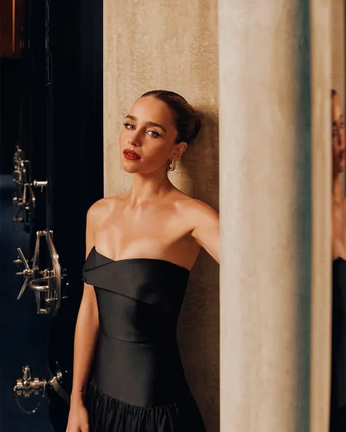 Thumbnail Emilia Clarke's Timeless Elegance in gentlemanboners Category