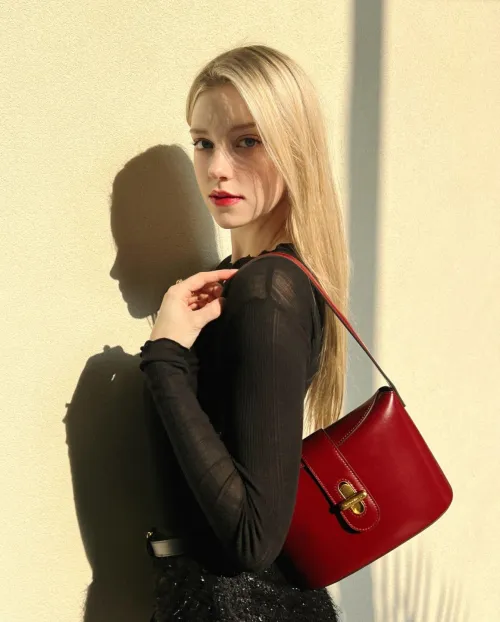 Thumbnail Alina Ji: Captivating the Essence of PrettyGirls Beauty
