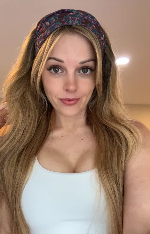 Thumbnail Puffy Pillows: Cleavage at Its Best - Cleavage