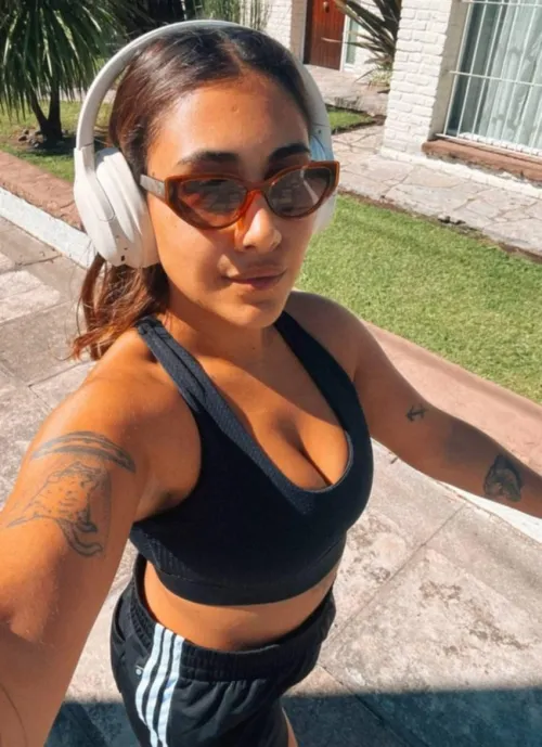 Thumbnail Flora_OFxo's Alluring Morning Run Selfie | Cleavage Highlight