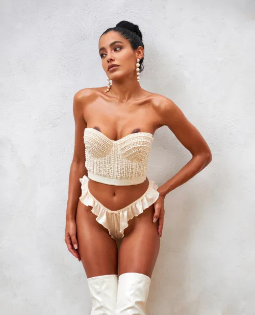 Thumbnail Ashy Beauty: Embracing BrownAshXO's Unique Style