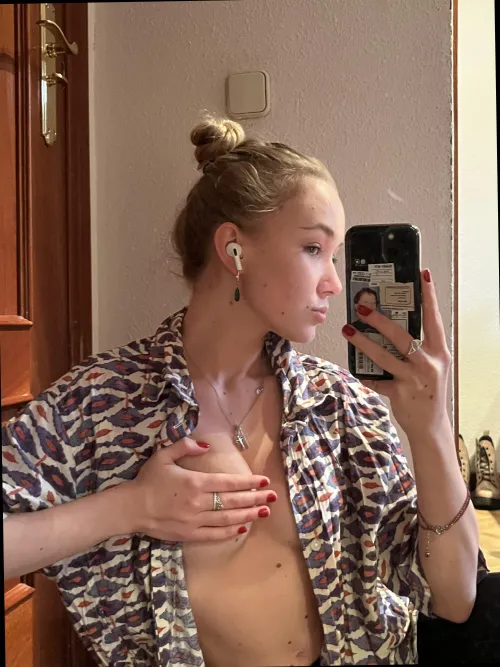 Thumbnail Sneak Peek: cinderbellaa's Allure on CamSluts