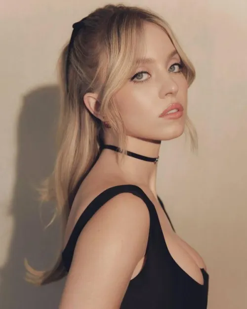 Thumbnail Sydney Sweeney's Elegance Unveiled | gentlemanboners Content