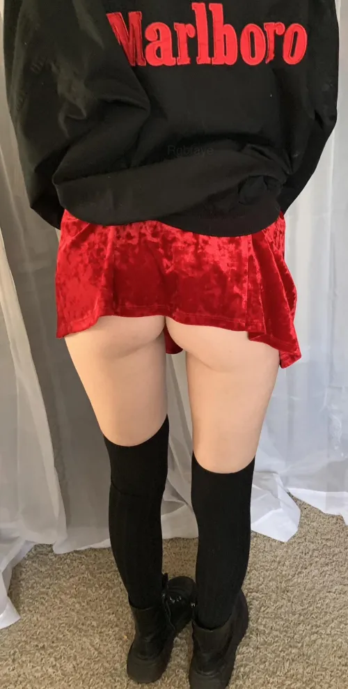Thumbnail Sneak a Peek under the Skirt by rgbfaye in ThickThighs