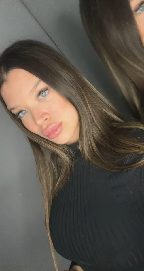 Thumbnail Revealing Pouty Lips: Hypnotic_Honey's Charm