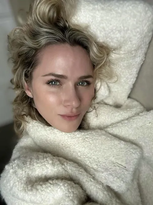 Thumbnail Shantel VanSanten's Timeless Beauty by KG101411