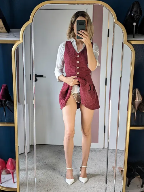 Thumbnail Sneak Peek: Upskirt Glimpse | lisa-scott-32