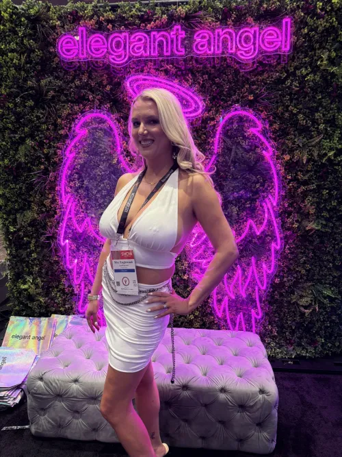 Thumbnail Elegant Angel Booth at AVN: OnlyFansPromotions by Mrs_Englewood