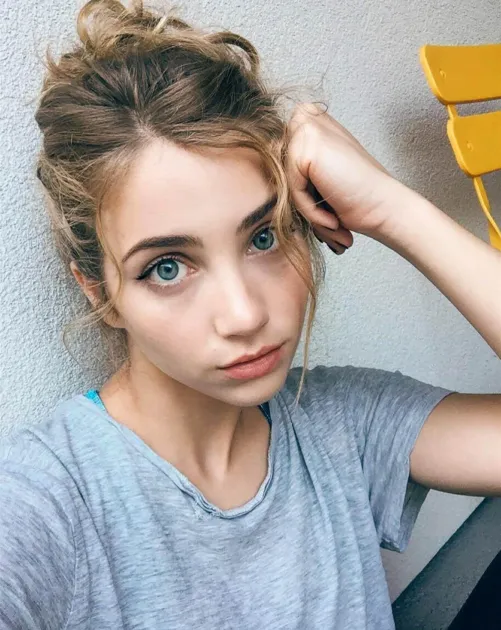 Thumbnail PrettyGirls: Unveiling the Timeless Beauty of Emily Rudd