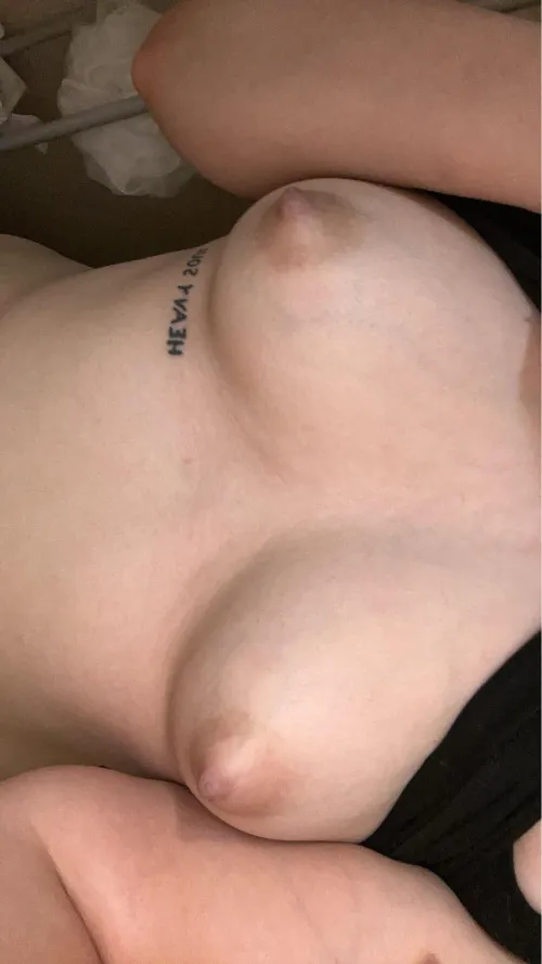 Thumbnail Admiring My Assets: Discover the Beauty with averieriley in onlyfansgirls101