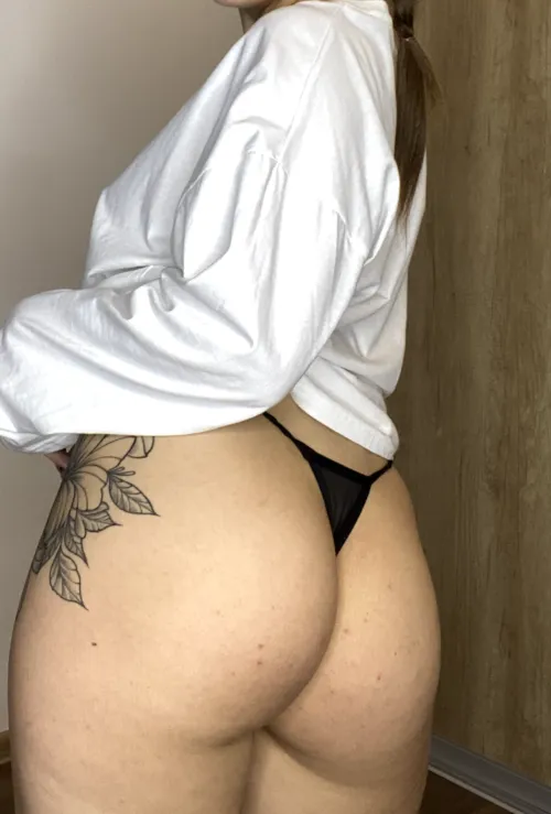 Thumbnail VioletaRobust's Vanishing Act: Exploring Sensual Secrets in HungryButts