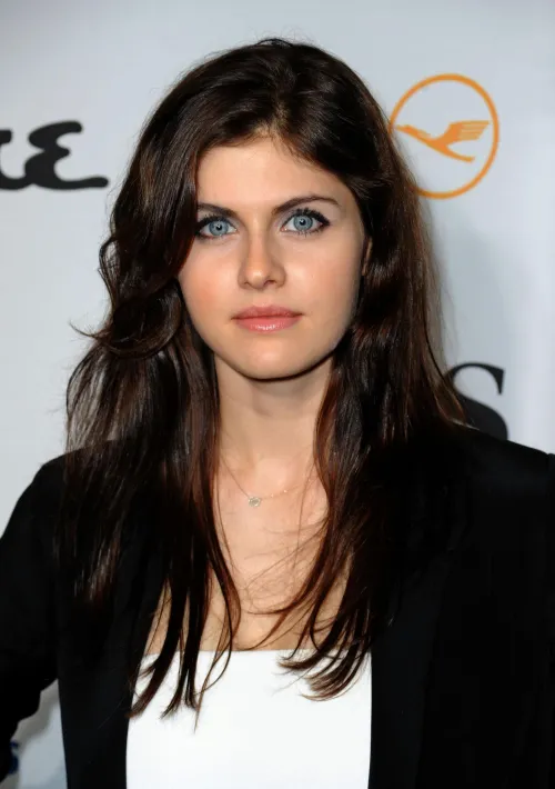 Thumbnail Alexandra Daddario: A Vision of Elegance in the PrettyGirls World