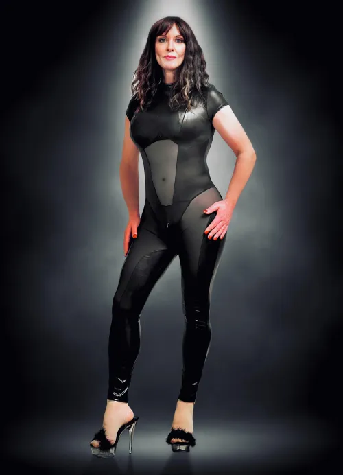 Thumbnail Strike a Pose with Dizzy_Char's Alluring Style in LadiesInLeather