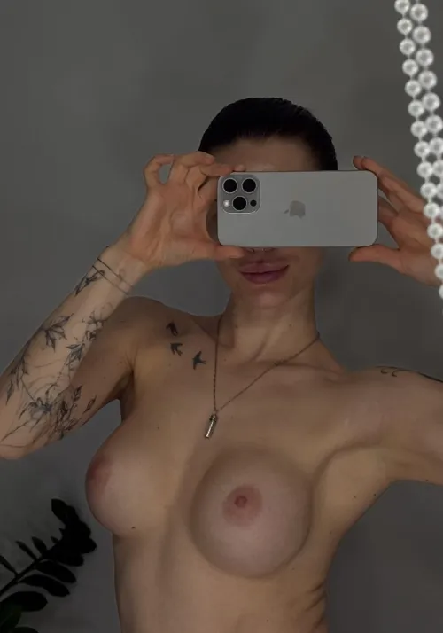 Thumbnail sunny_siren Celebrates Unique Beauty with 'No Worse than Huge Ones'