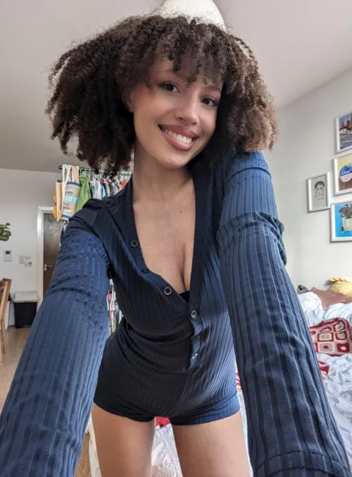 Thumbnail Admiring Adorable Outfits with xx-alien: A Fashion Question