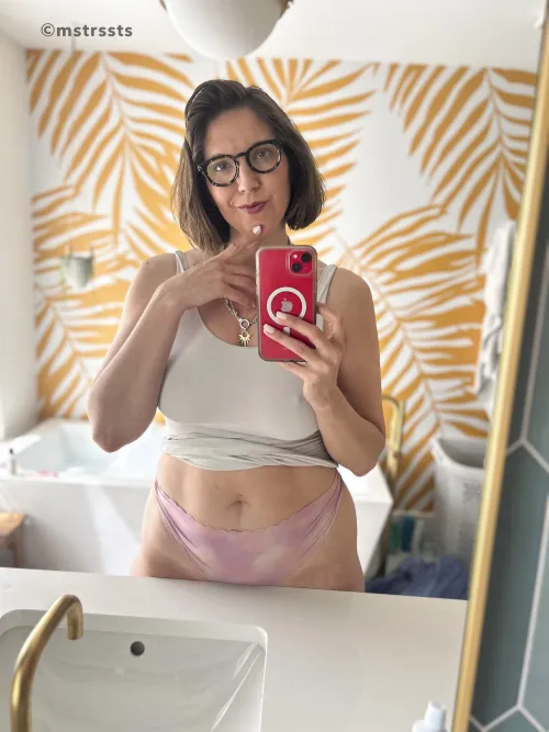 Thumbnail MomBod: Cozy Morning Vibes - Author: mstrssts