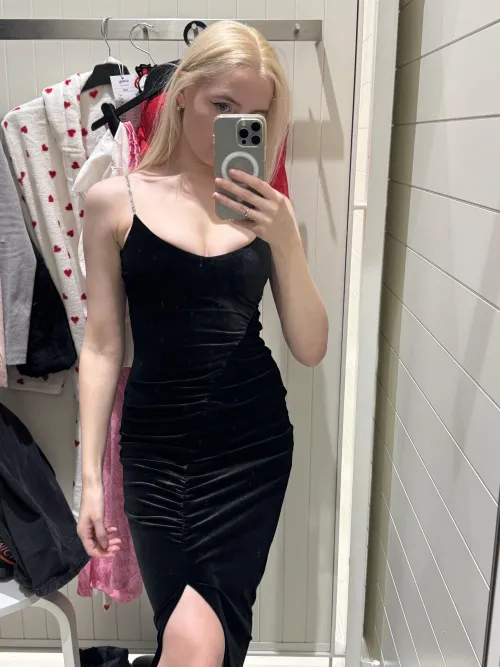 Thumbnail hotangelYu Falls in Love with 'Tight Dresses' in Stylish Fashion Article
