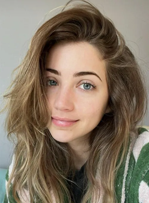 Thumbnail Emily Rudd: Embodying Beauty and Elegance | rom003