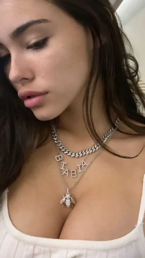 Thumbnail Madison Beer: Dive into the World of Longtermcelebudr