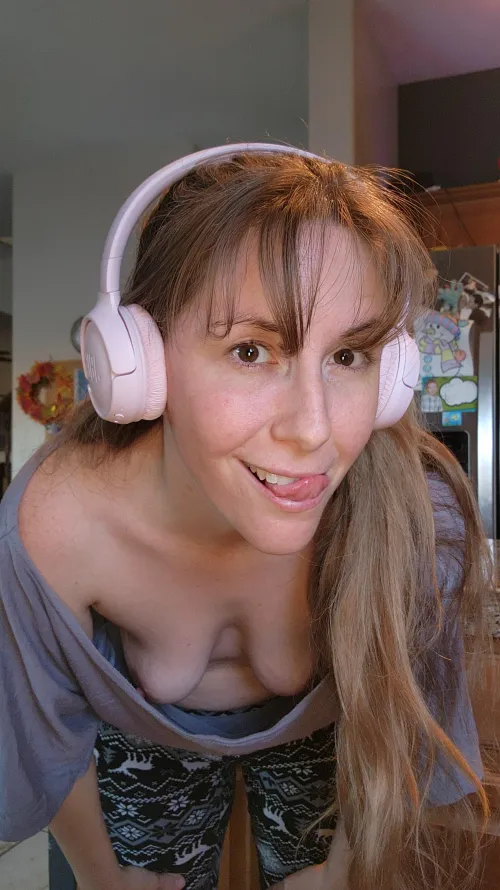 Thumbnail Downblouse Delight: PinkLynxy Offers a Glimpse into Sensual Views
