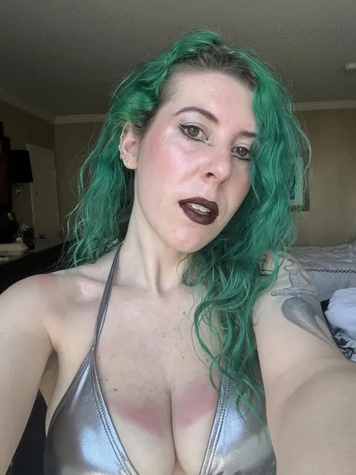 Thumbnail Unveiling the Metallic Babe Persona with sirenskiss3 in GirlswithNeonHair
