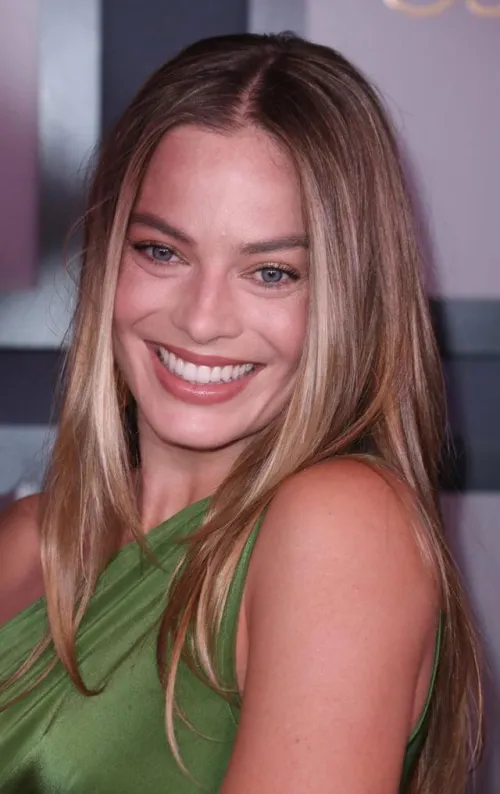 Thumbnail Ken789gh's In-Depth Look at Margot Robbie's Beauty