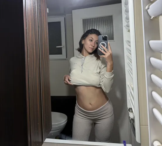 Thumbnail Top Tips for Wearing Crop Tops Anytime, Anywhere | No-Astronaut-8118 | croptopgirls
