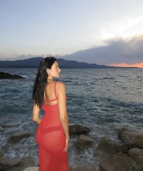 Thumbnail Dua Lipa: Experiencing the allure of a charismatic celebrity | CelebrityButts