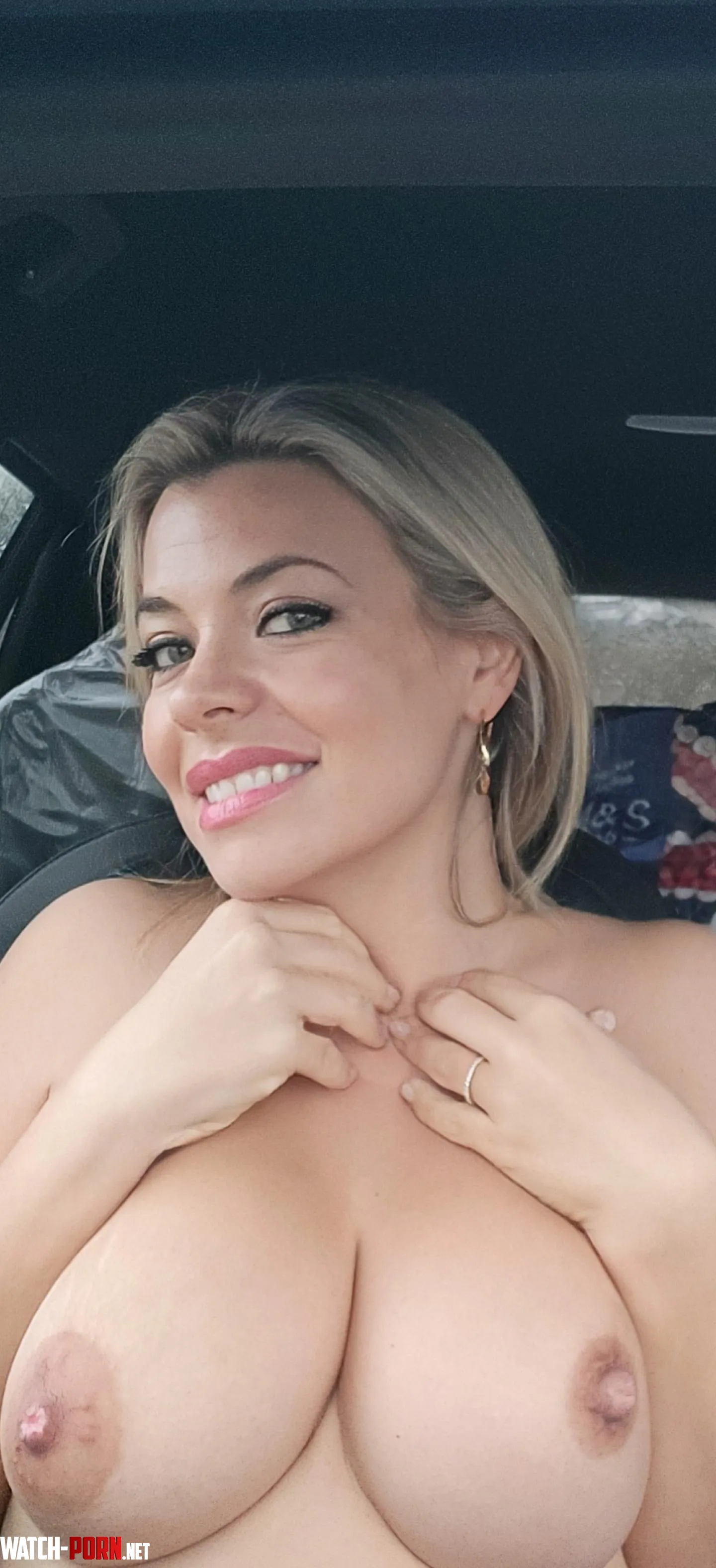 The sisters love being licked by FrankieFiestyMilf