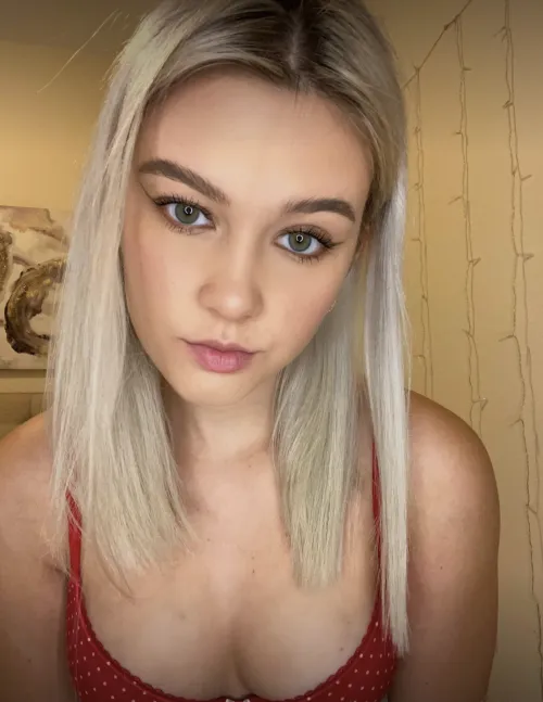 Thumbnail Playfulblondiexx: Adorable Girl with a Mischief Mind