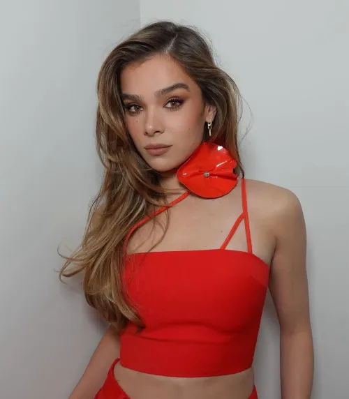 Thumbnail Insights on Hailee Steinfeld by Positive-Article-654 | CelebsGW