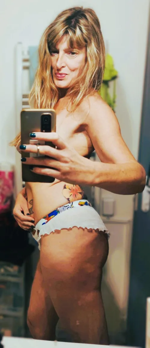 Thumbnail Embracing Natural Aging: Tips and Tricks from QueenOfGeekSx