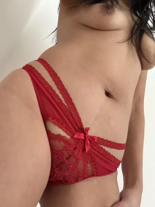 Thumbnail Aminah-J in Red - What's Your Favorite Color?