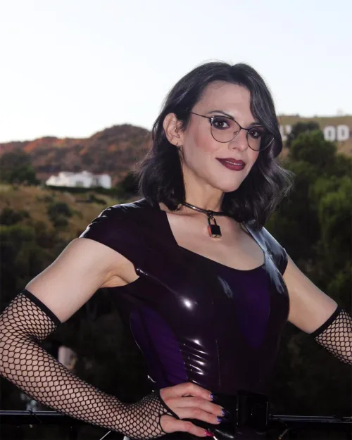 Thumbnail ShinyPorn: EvelynNyte Shines Bright with the L OD Sign