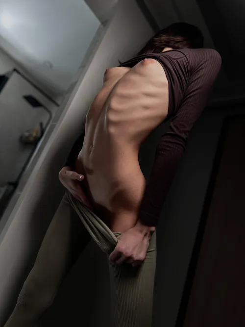 Thumbnail Embracing Size: Appreciating Being Tiny All Over - la_skinny