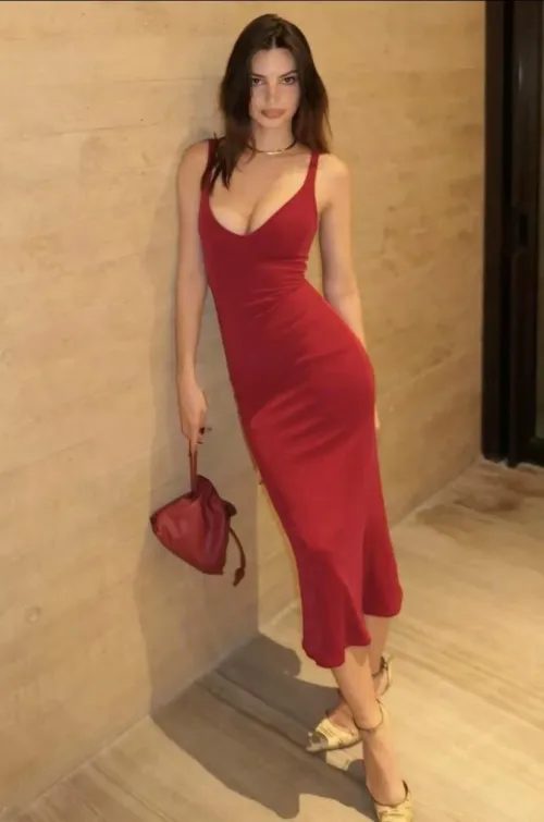 Thumbnail Exploring the Allure of Emily Ratajkowski by busythanm__