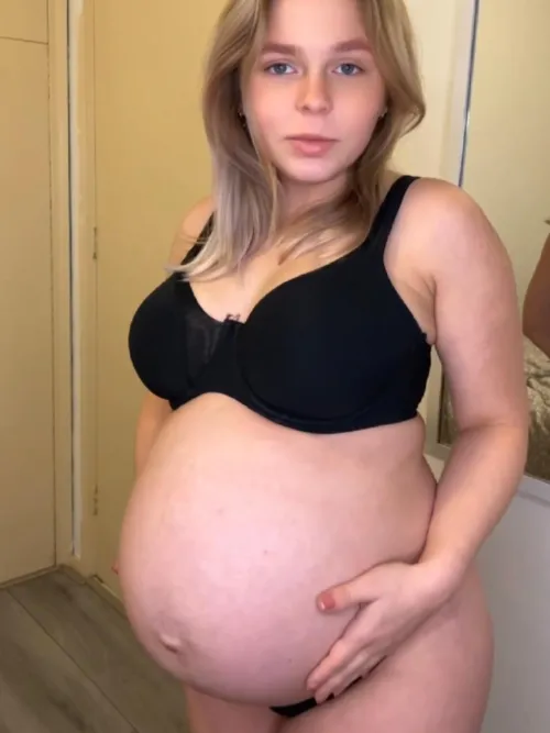 Thumbnail Embracing Pregnant Curves: pregnant_brandi's Story | PregnantPetite