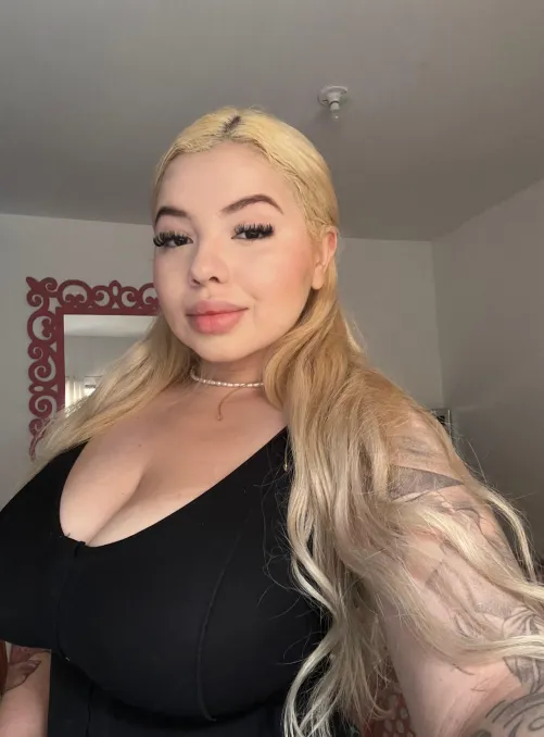 Thumbnail Weekly Start with Cleavage Selfie: Baby_isabella's Treat