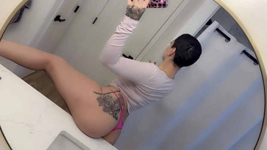 Thumbnail Sensual Back Shots: Allure in the Details | shorthairchicks
