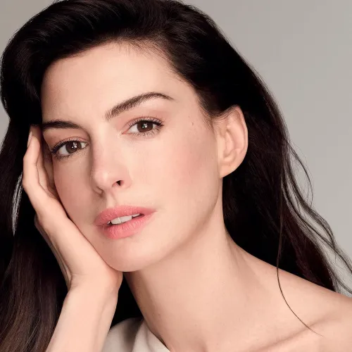 Thumbnail Leo2Vinci_ Showcases Anne Hathaway in Pretty Girls Category